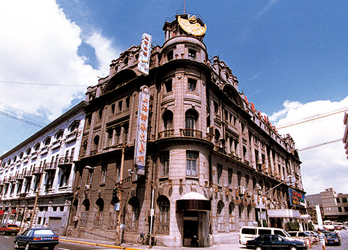 Az épület, ahol a sanghaji tőzsde több mint 40 év után újra megnyílt.