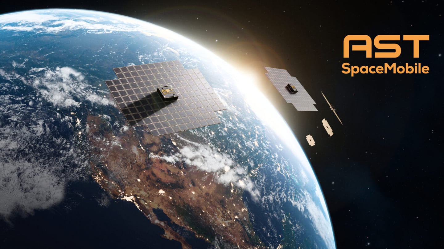 Az AST SpaceMobile BlueBird műholdjainak koncepcióképe Föld körüli pályán.