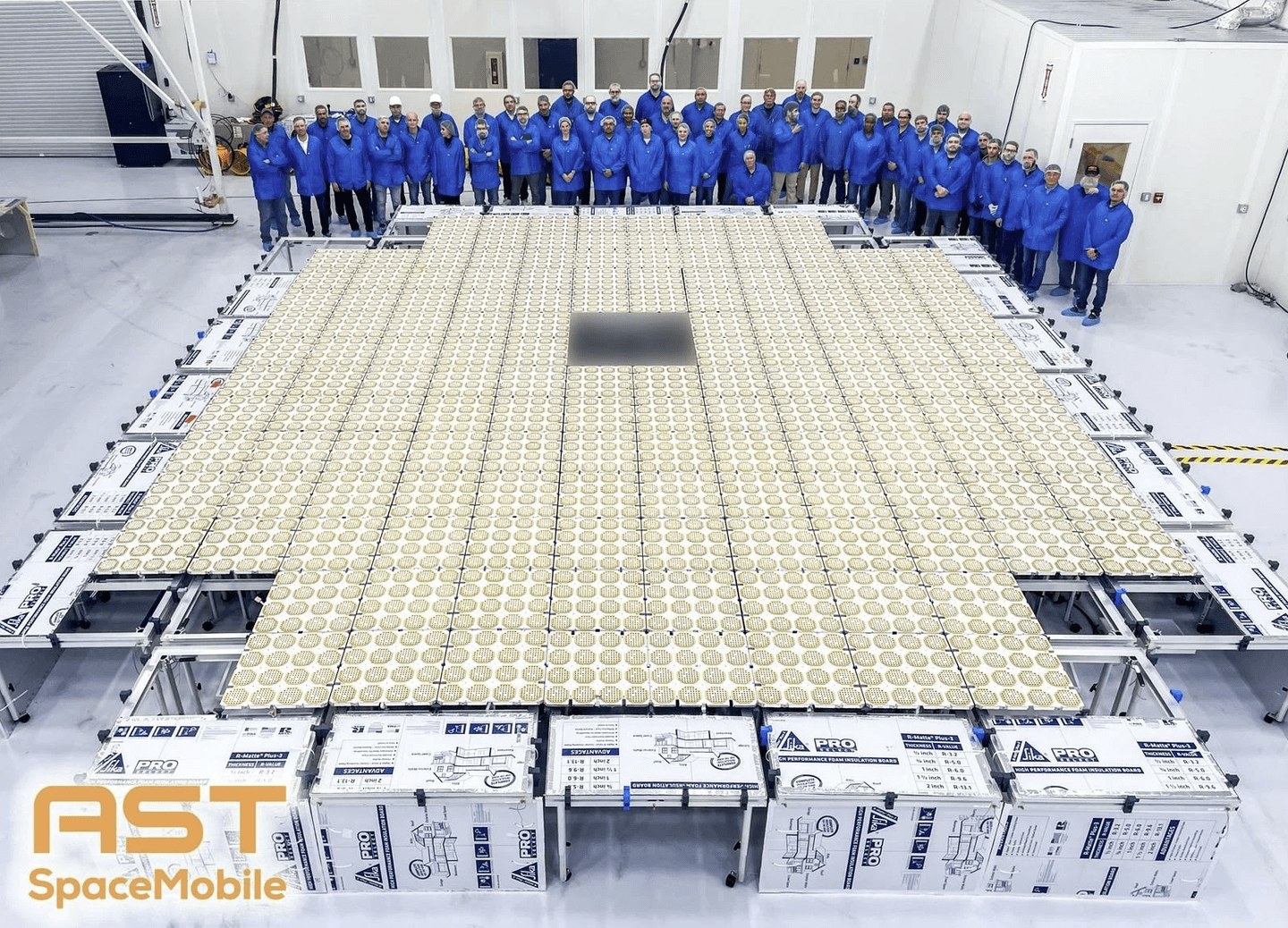 Az AST SpaceMobile mérnökcsapata egy hatalmas BlueBird műhold antennarendszere mellett