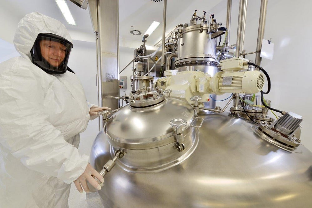 Gyógyszergyártás a Richter Gedeon egyik üzemében – steril környezetben zajló hatóanyag-előállítás modern technológiával