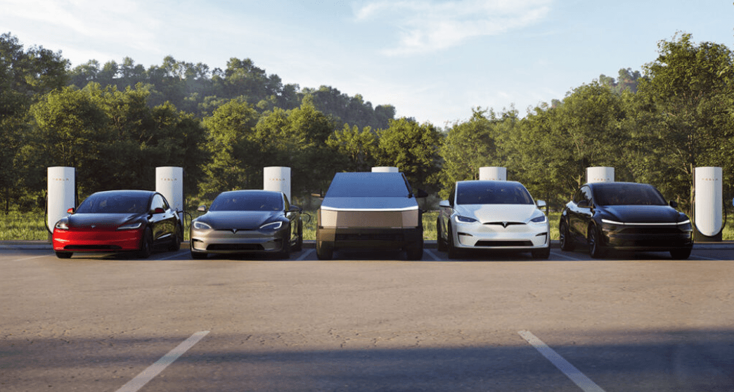 Tesla elektromos autók sorban töltőállomásoknál, köztük Cybertruck, Model 3 és Model X erdei környezetben